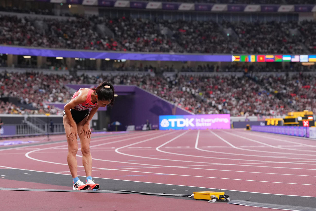 女子5000メートル決勝を終え、お辞儀する田中（撮影・足立雅史）