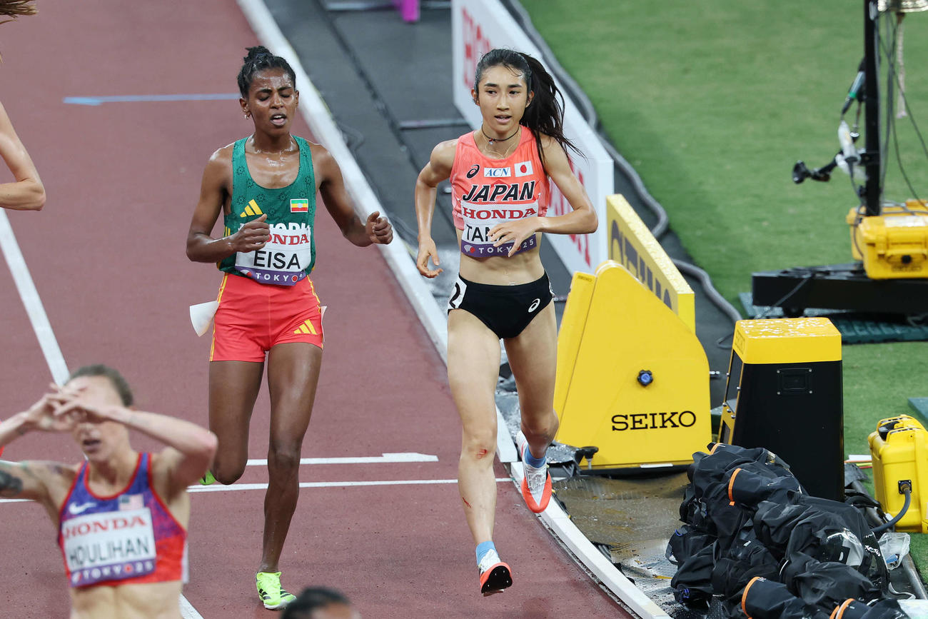 女子5000メートル決勝　ゴールした田中（撮影・宮地輝）