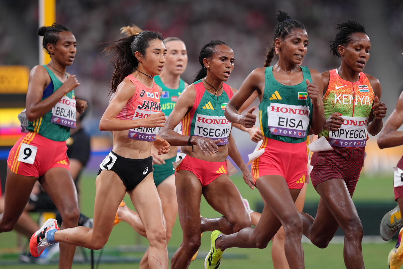 女子5000メートル決勝で力走する田中（左から2人目）（撮影・足立雅史）