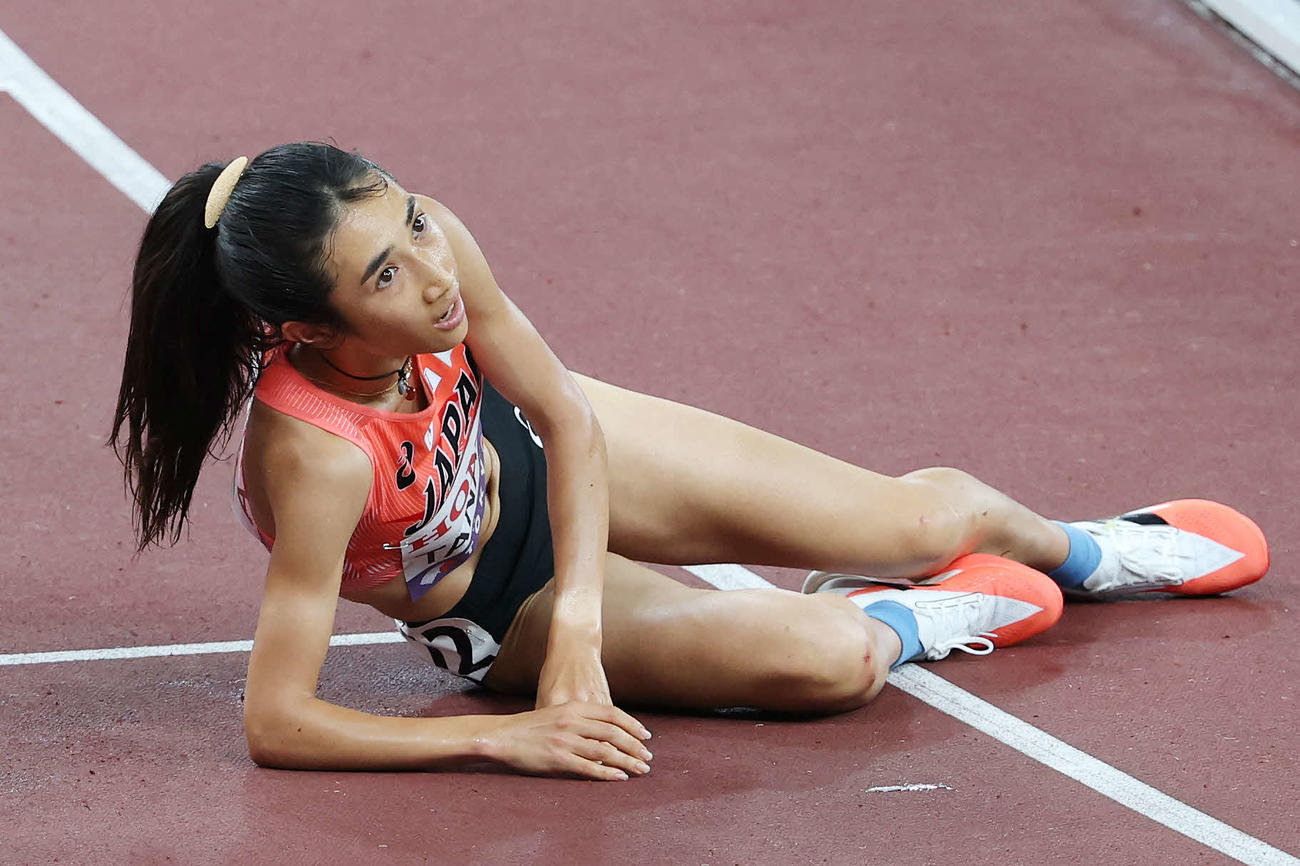 女子5000メートル決勝　ゴールしトラックに倒れる田中（撮影・宮地輝）