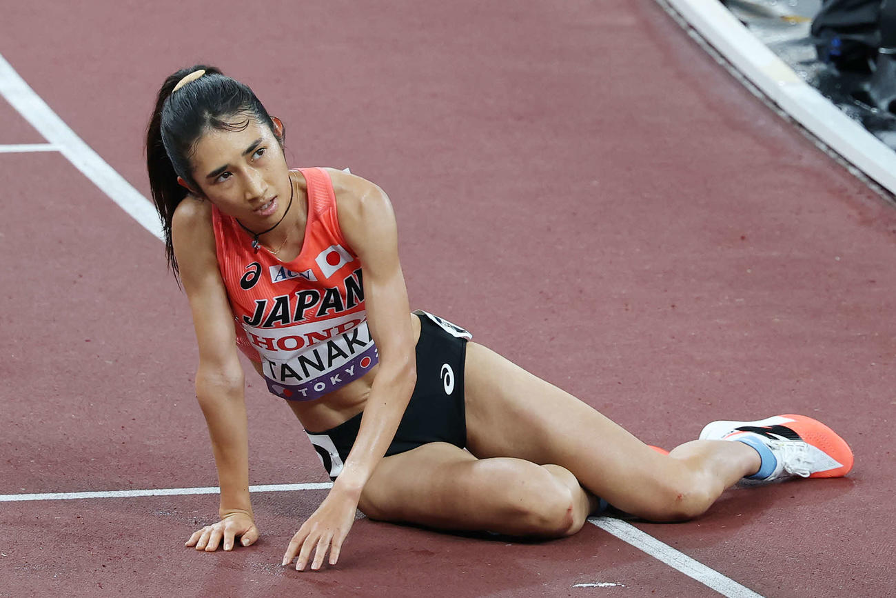 女子5000メートル決勝　ゴールしトラックに倒れる田中（撮影・宮地輝）
