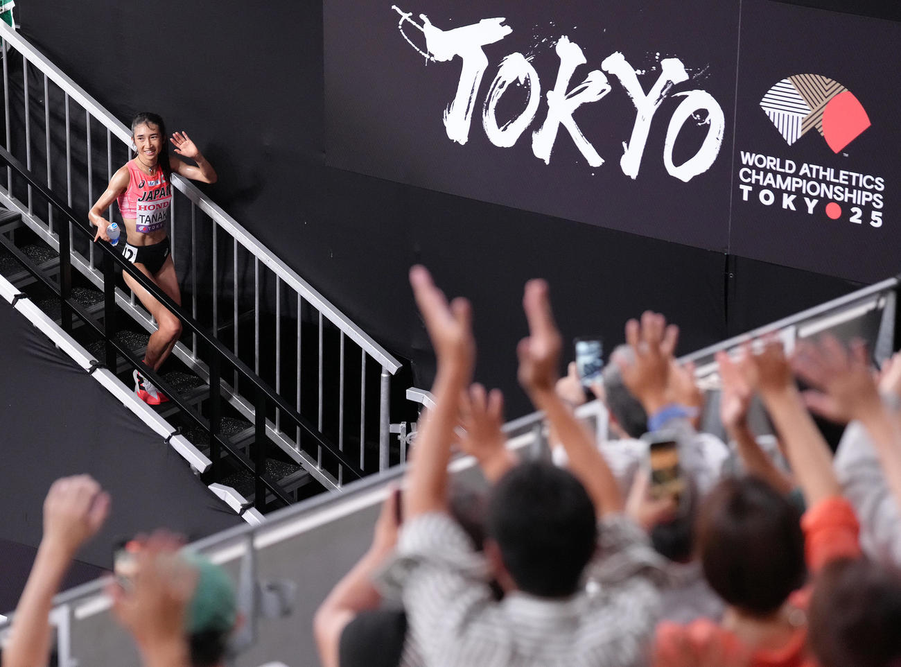 女子5000メートル決勝の競技を終え、スタンドの声援に笑顔で手を振って応える田中（撮影・足立雅史）