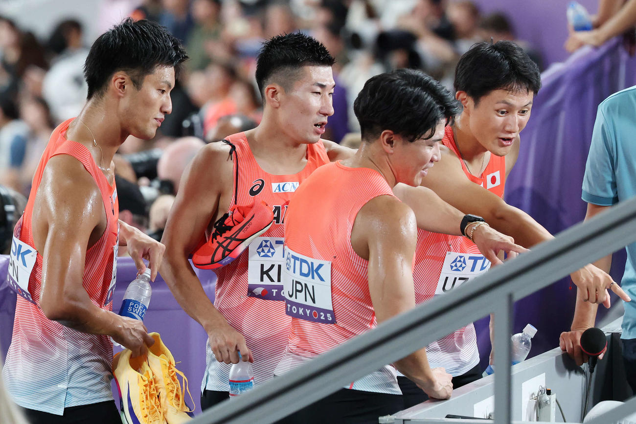 男子400メートルリレー予選　3着で決勝進出を決めた、左から柳田、桐生、小池、鵜沢（撮影・宮地輝）
