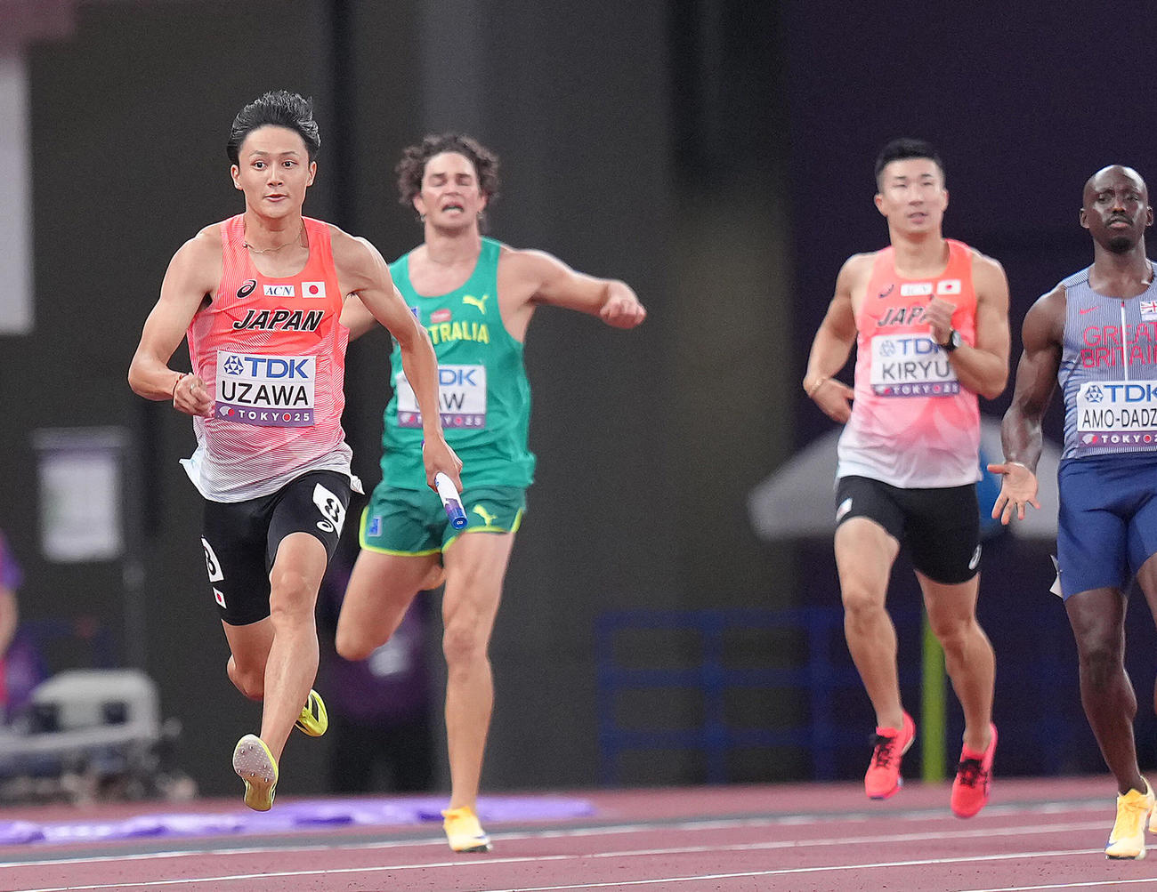 400メートルリレー予選　三走桐生（中央右）からアンカー鵜沢（左端）へバトンが渡る（撮影・足立雅史）