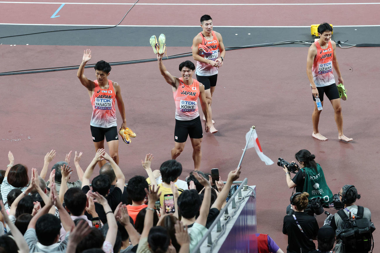 男子400メートルリレー予選　決勝進出を決めた、左から柳田、小池、桐生、鵜沢（撮影・宮地輝）