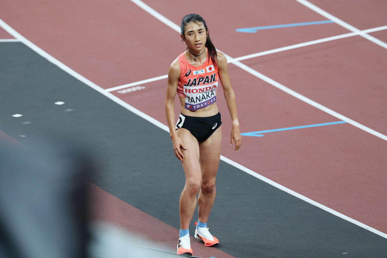 女子5000メートル決勝　ゴールした田中の足には血がにじむ（2025年9月20日撮影）