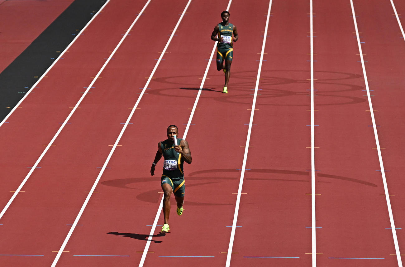 男子400メートルリレー再レースを走る南アフリカの選手（ロイター）