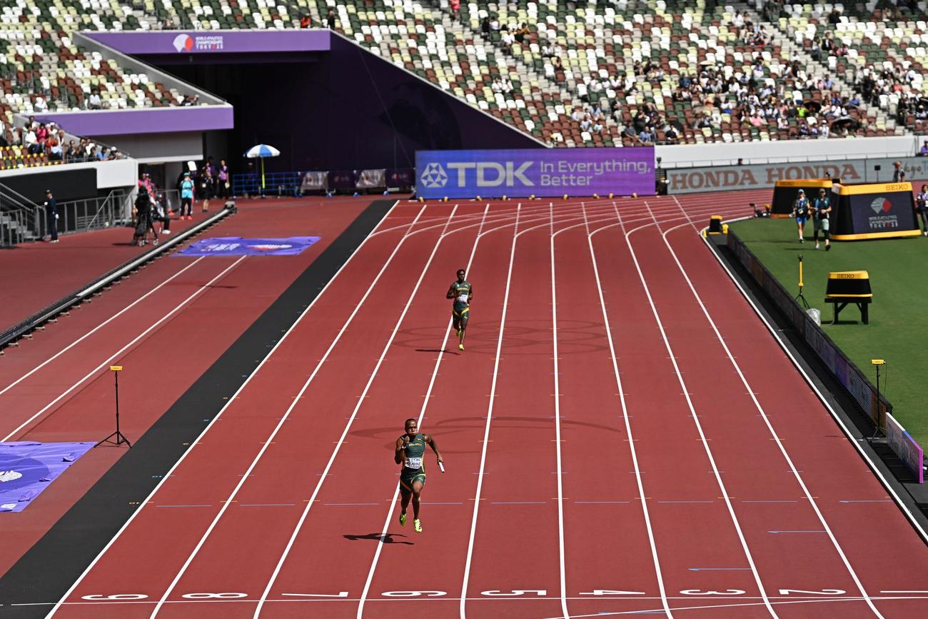 世界陸上男子400メートルリレー予選　南アフリカ１組だけが走った再レースの様子（ロイター）