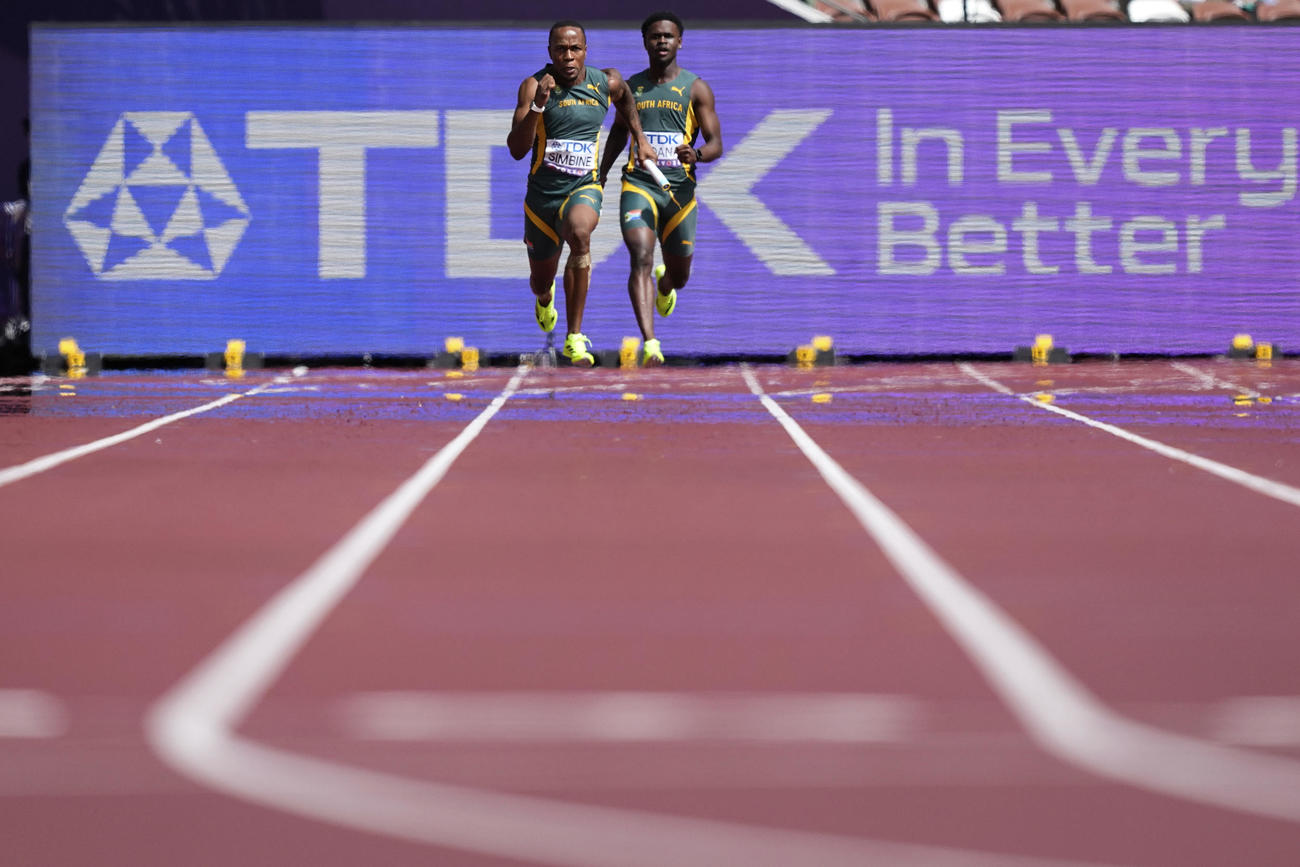 世界陸上男子400メートルリレー予選　南アフリカ１組だけが走った再レースの様子（AP）
