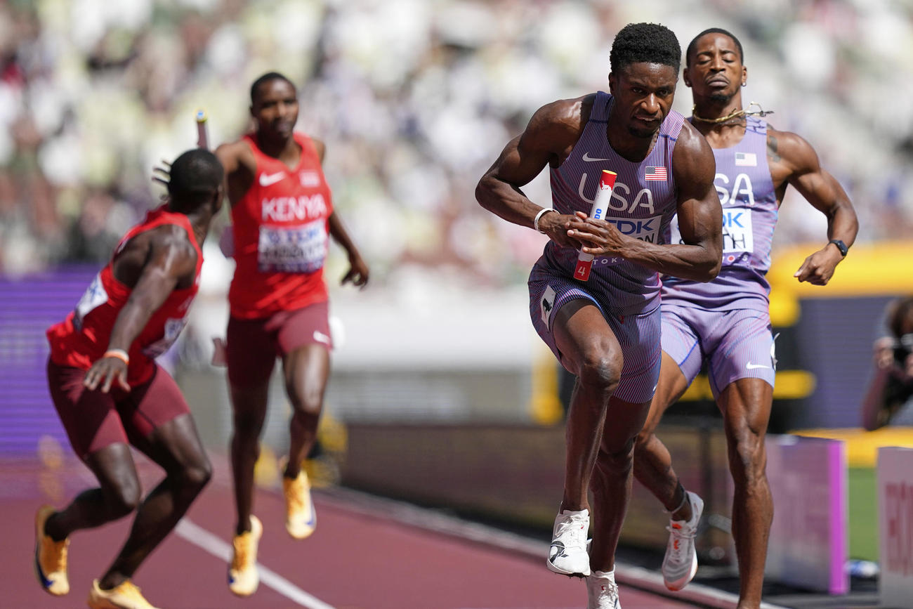 異例の再レースでケニアとの勝負を制した米国チーム（AP）