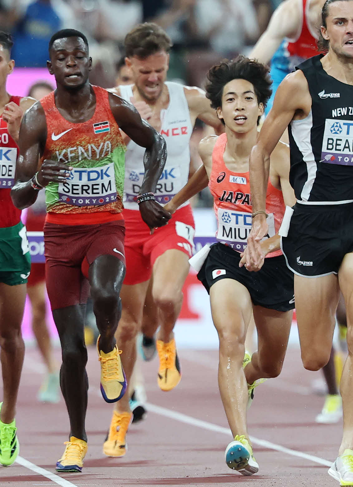 15日、男子3000メートル障害決勝　ケニアのセレム（左）に右手を引っ張られたような三浦（2025年9月15日撮影）