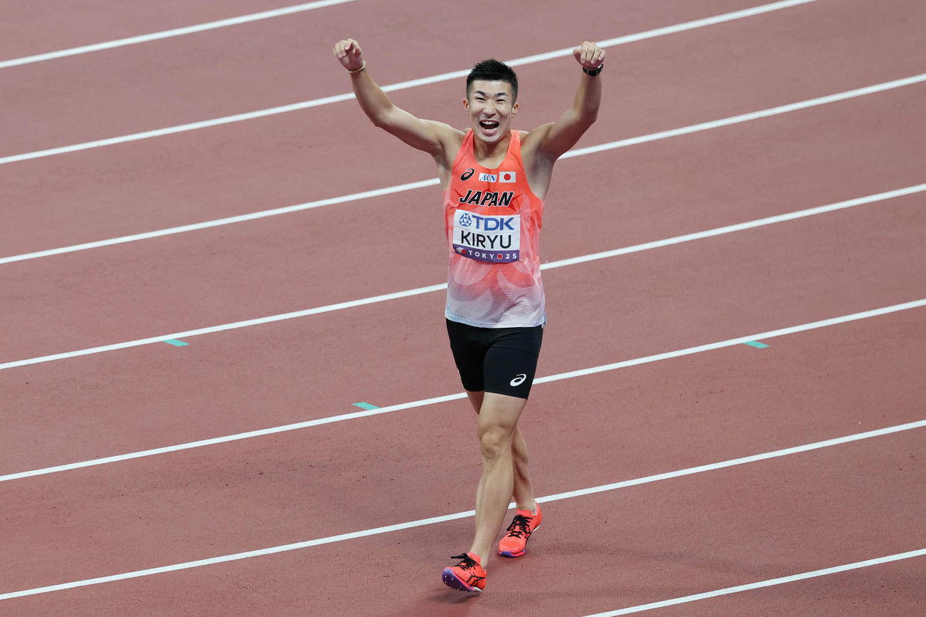 男子400メートルリレー予選　スタート前、スタンドのファンを盛り上げる桐生（撮影・宮地輝）