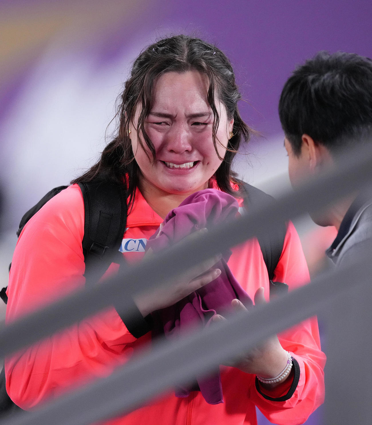 女子やり投げ予選を終え、涙ながらにインタビューを受ける北口（2025年9月19日撮影・足立雅史）