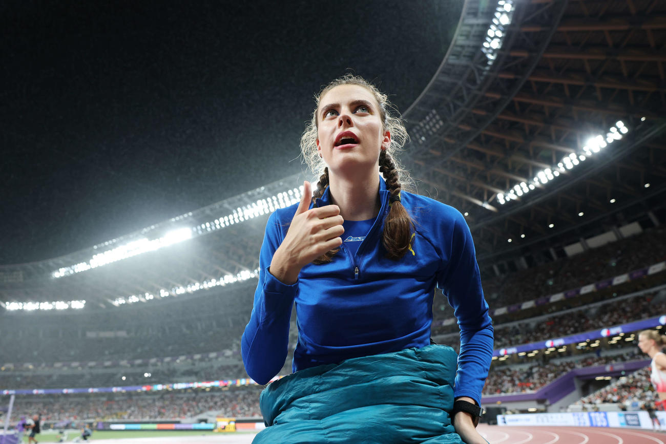 女子走り高跳び決勝　コーチと言葉を交わしサムズアップするウクライナのマフチフ（撮影・宮地輝）