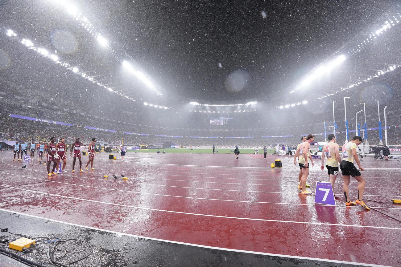 競技中、激しい雨となった国立競技場（撮影・足立雅史）