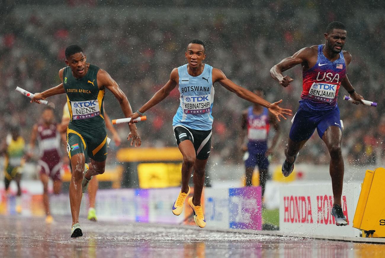 豪雨の中で行われた1600mリレーを制したボツワナ（ロイター）