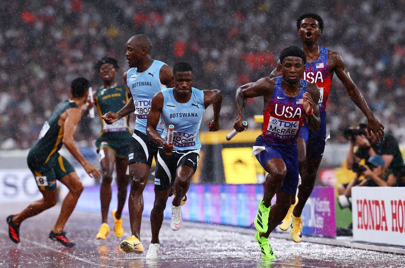 豪雨の中で行われた男子1600メートルリレー決勝（ロイター）