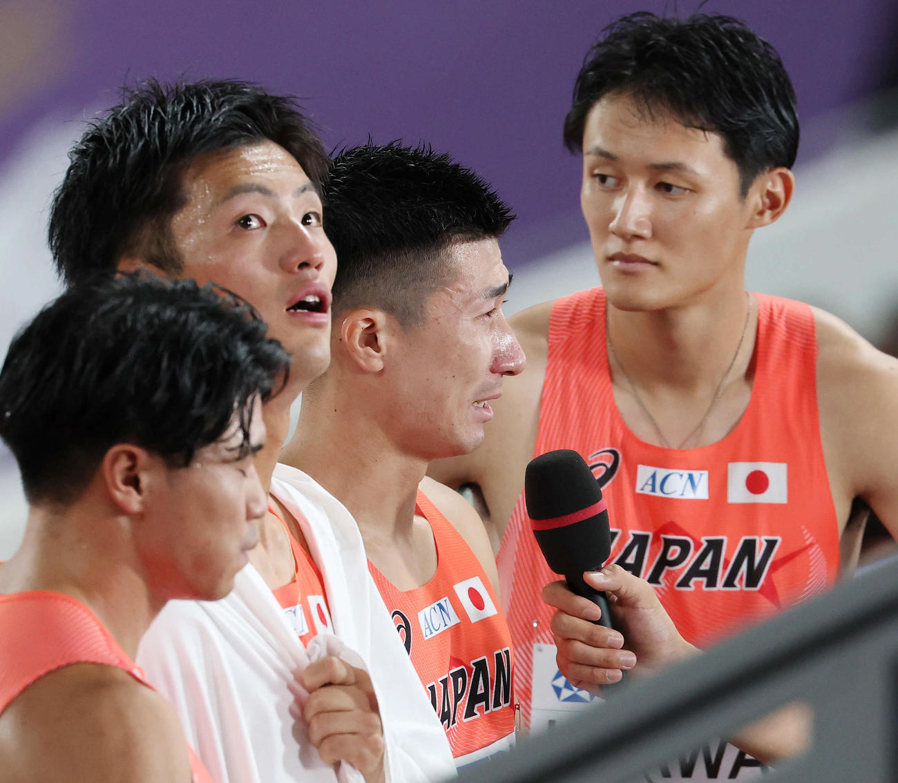 男子400メートルリレー決勝　6位となり目に涙を浮かべる桐生（右から2人目）ら左から小池、柳田、1人おいて鵜沢（撮影・宮地輝）