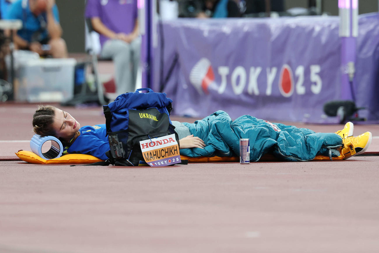女子走り高跳び決勝　寝るウクライナのマフチフ（撮影・宮地輝）