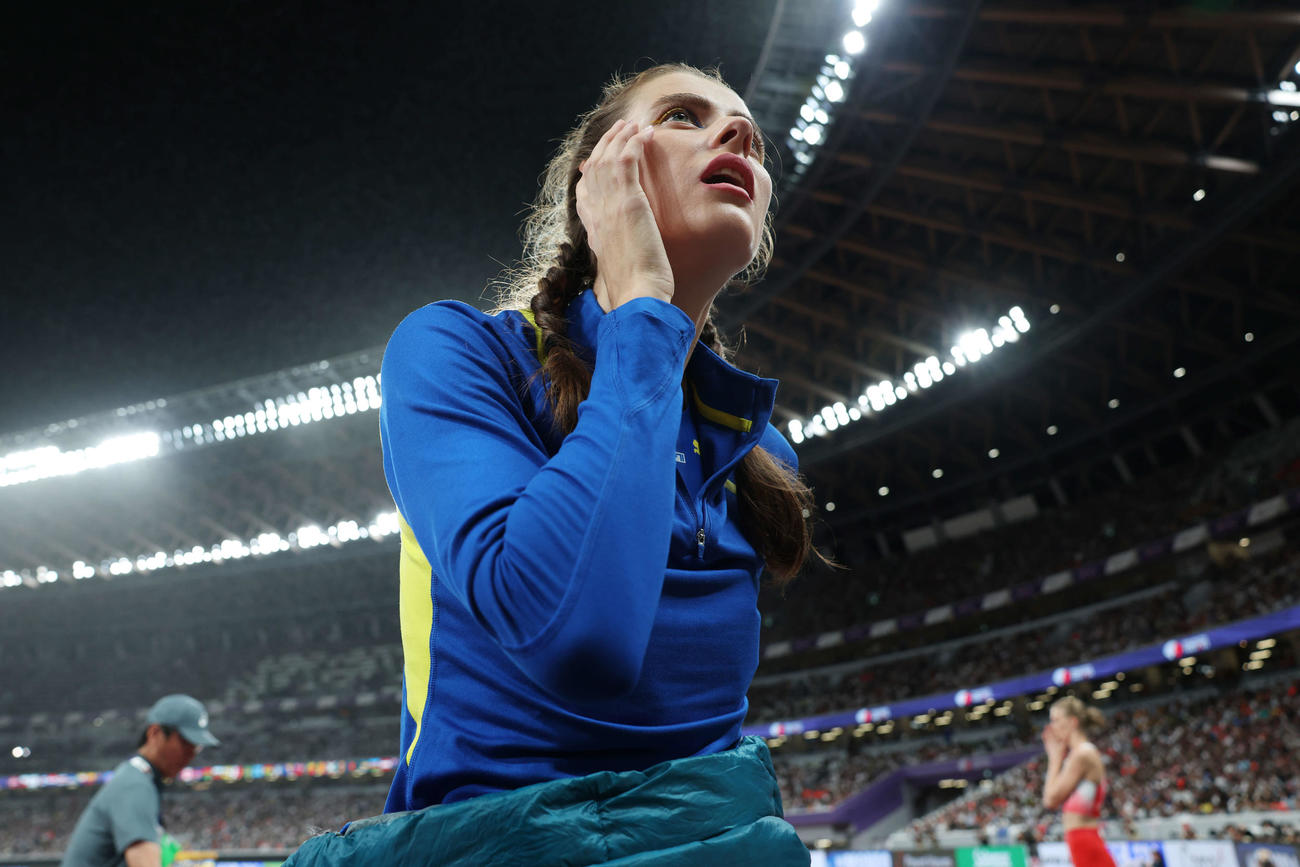 女子走り高跳び決勝　コーチと言葉を交わすウクライナのマフチフ（撮影・宮地輝）
