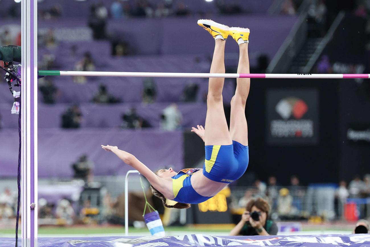 女子走り高跳び決勝　1メートル97をクリアするウクライナのマフチフ（撮影・宮地輝）