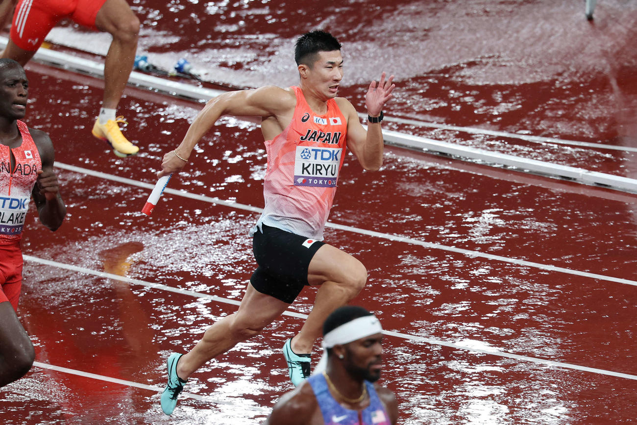 男子400メートルリレー決勝　力走する3走桐生（撮影・宮地輝）