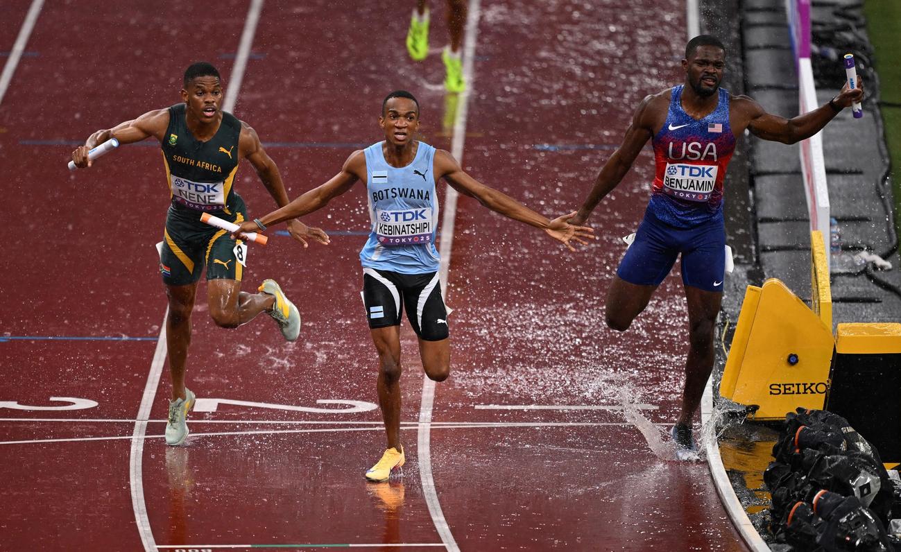 男子1600メートルリレーを制したボツワナ（ロイター）