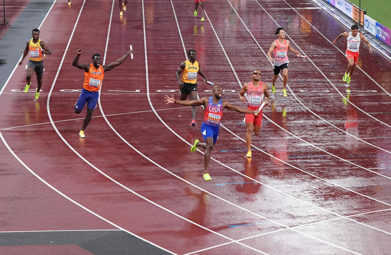 男子400メートルリレー決勝　6位でゴールするアンカー鵜沢（後方右から2人目）。手前は金メダルの米国のライルズ（撮影・足立雅史）