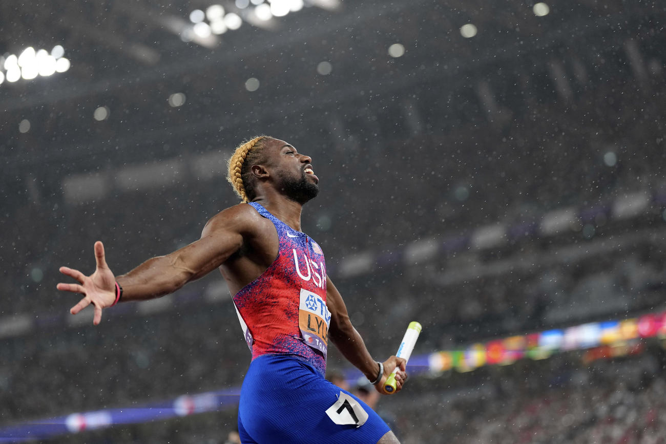 男子400メートルリレー決勝で、米国を金メダルに導き、喜びを爆発させるアンカーのノア・ライルズ（AP）