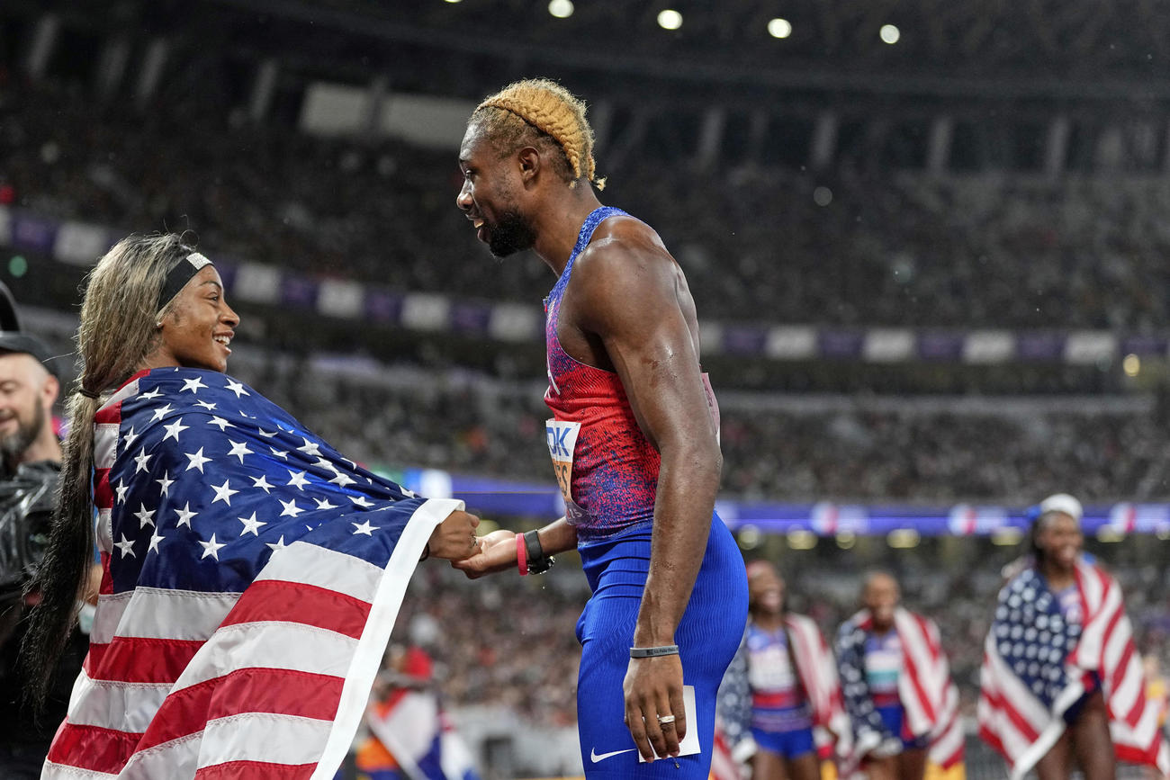 400メートルリレー決勝で、男女ともに金メダルを獲得した米国チームのアンカー、ノア・ライルズ（左）はシャキャリー・リチャードソンと喜びを分かち合う（AP）