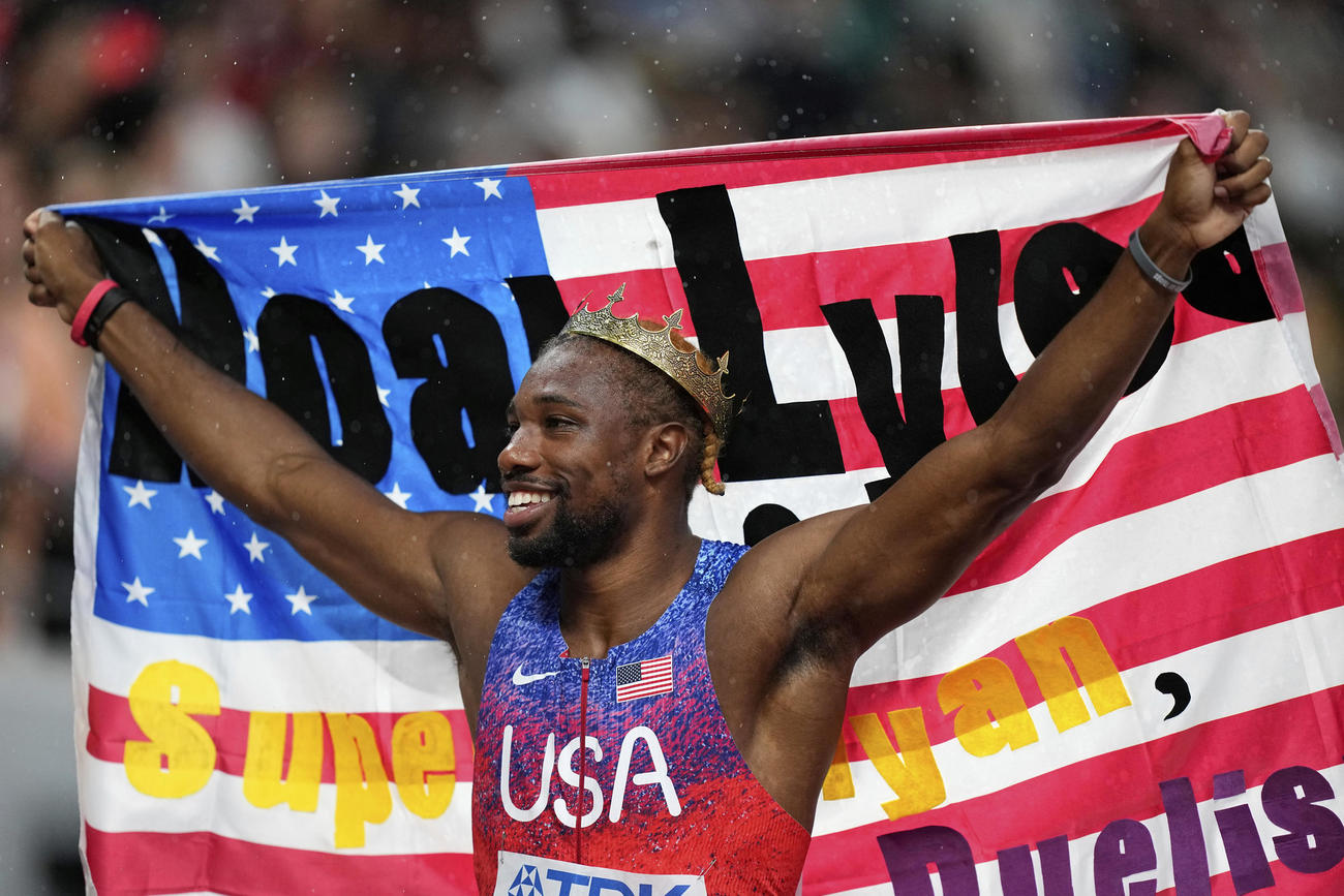 男子400メートルリレー決勝で、米国を金メダルに導き、喜ぶノア・ライルズ（AP）