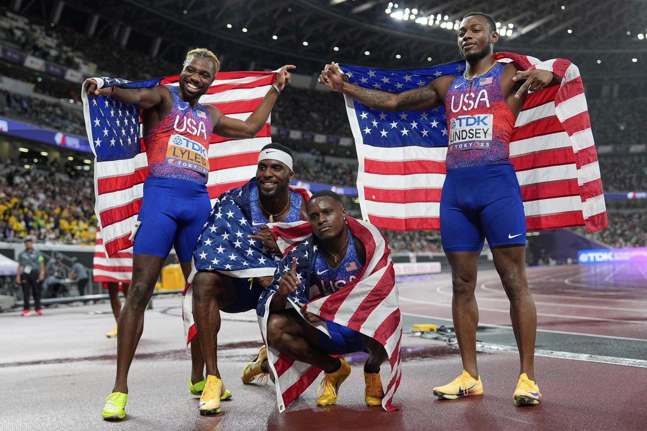 男子400メートルリレー決勝で、金メダルを獲得し、喜びを分かち合う米国チーム。左からノア・ライルズ、ケネス・ベドナレク、クリスチャン・コールマン、コートニー・リンジー（AP）