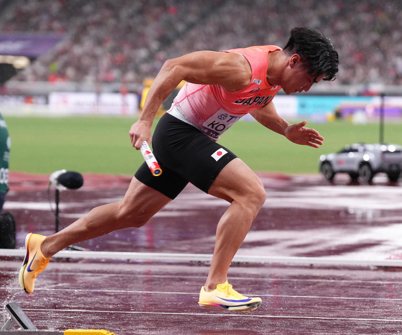 男子400メートルリレー決勝　スタートを切る小池（撮影・足立雅史）