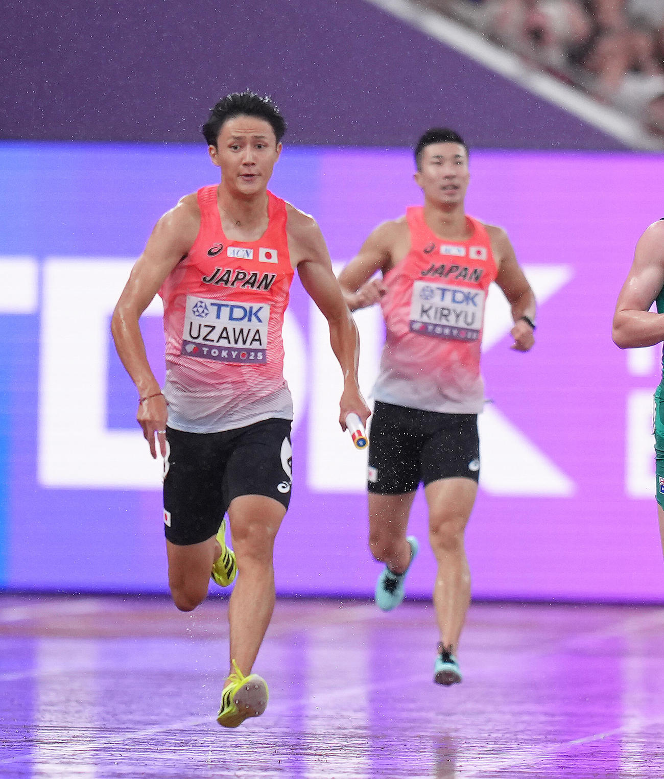 男子400メートルリレー決勝　3走桐生（右）からアンカー鵜沢にバトンが渡る（撮影・足立雅史）