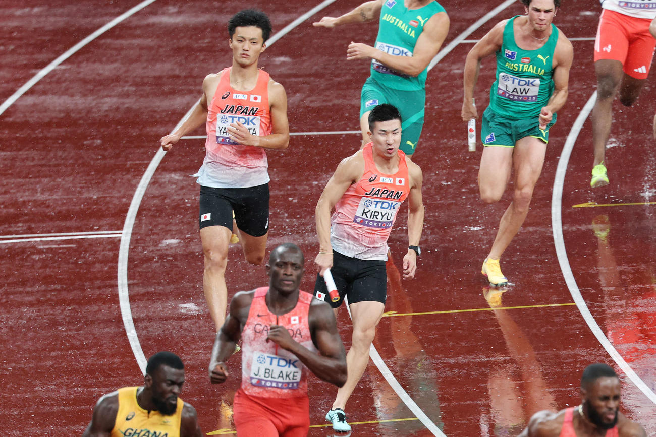 男子400メートルリレー決勝　2走柳田（左）からバトンを受け取った3走桐生（撮影・宮地輝）