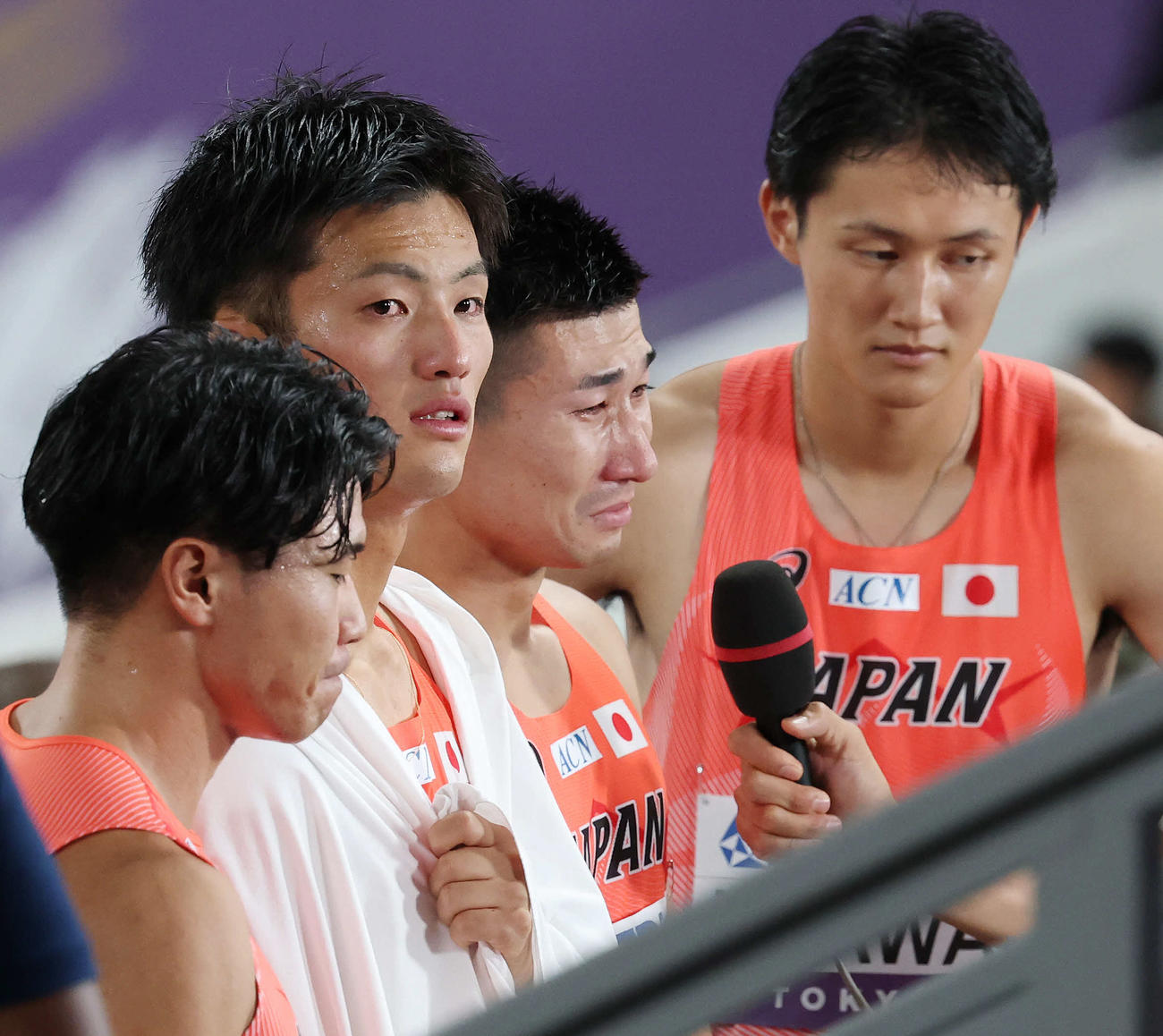 男子400メートルリレー決勝　6位となり目に涙を浮かべる桐生（右から2人目）ら左から小池、柳田、1人おいて鵜沢（撮影・宮地輝）