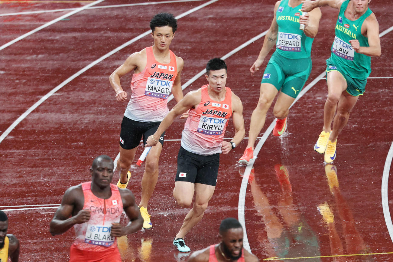 男子400メートルリレー決勝　2走柳田（左）からバトンを受け取った3走桐生（撮影・宮地輝）