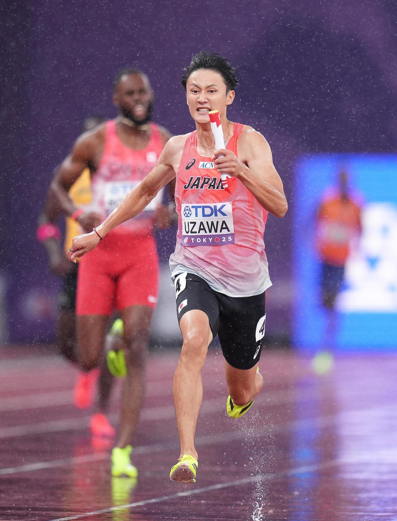 男子400メートルリレー決勝　必死の走りを見せるアンカー鵜沢（撮影・足立雅史）