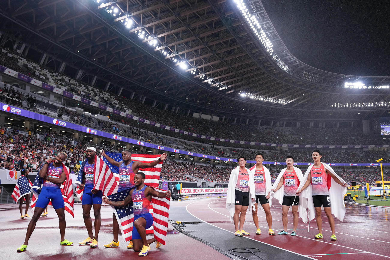 男子400メートルリレー決勝　6位の日本（右）。左は喜ぶ米国（撮影・足立雅史）