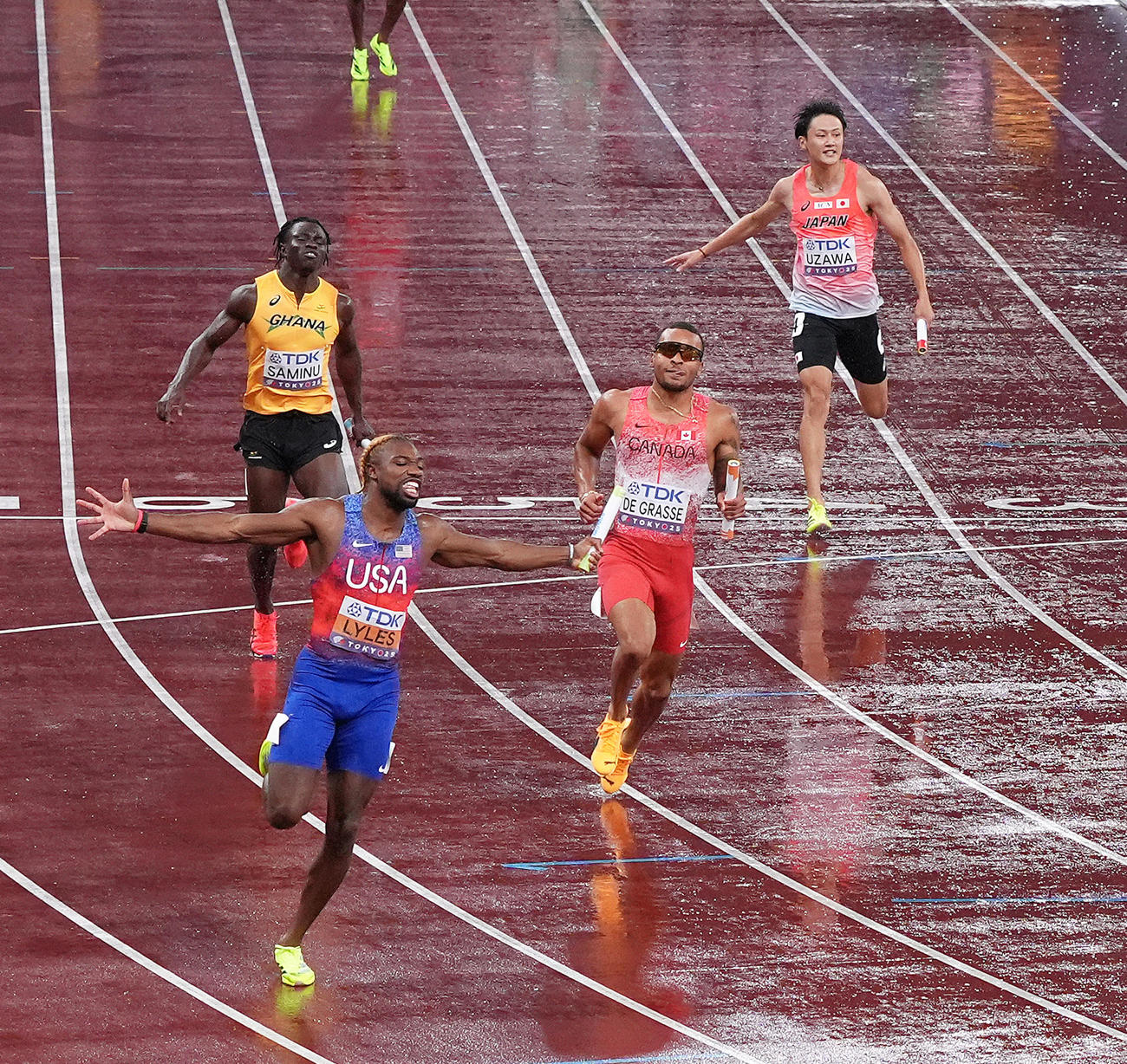 男子400メートルリレー決勝　6位でゴールするアンカー鵜沢（右端）。手前左は金メダルの米国のライルズ（撮影・足立雅史）