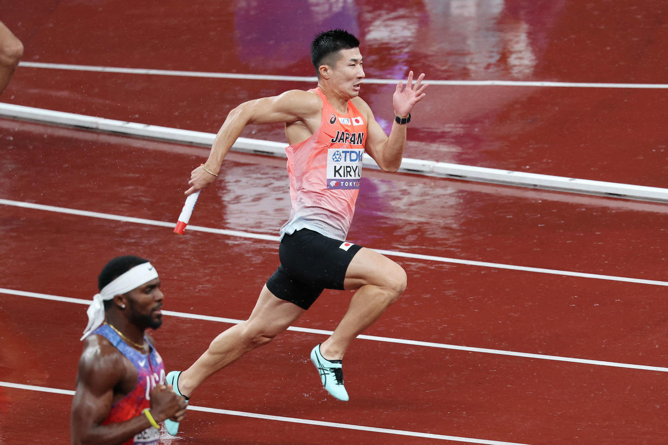 男子400メートルリレー決勝　力走する3走桐生（撮影・宮地輝）