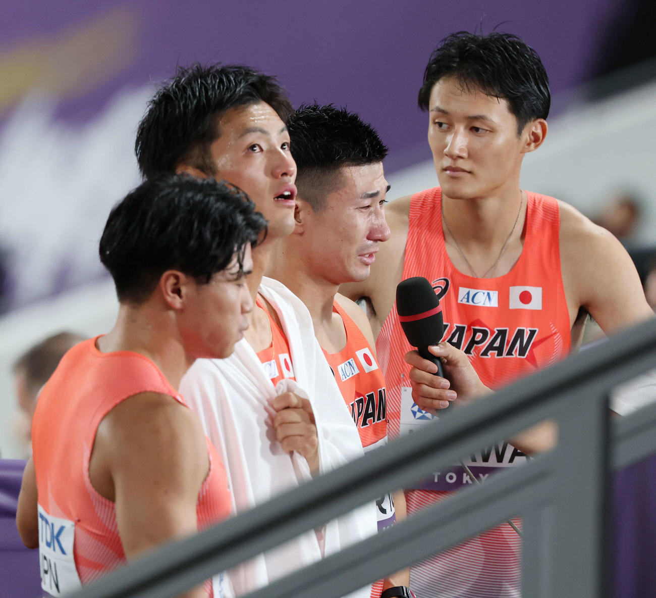 男子400メートルリレー決勝　6位となり目に涙を浮かべる桐生（中央右）ら左から小池、柳田、1人おいて鵜沢（撮影・宮地輝）