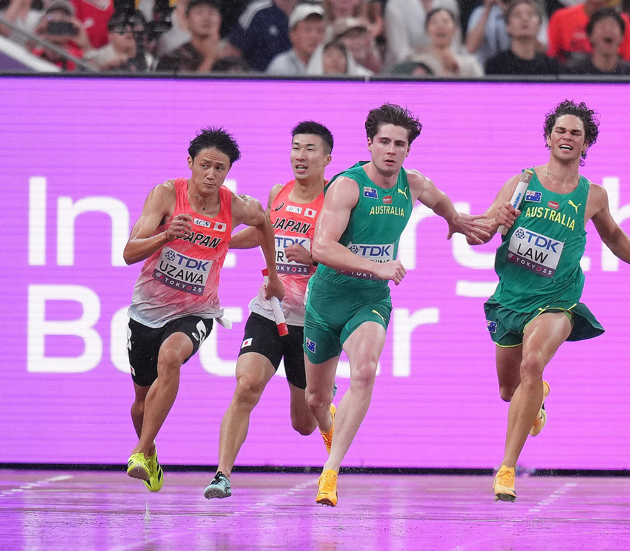 男子400メートルリレー決勝　3走桐生（左から2人目）からアンカー鵜沢（左）にバトンが渡る（撮影・足立雅史）