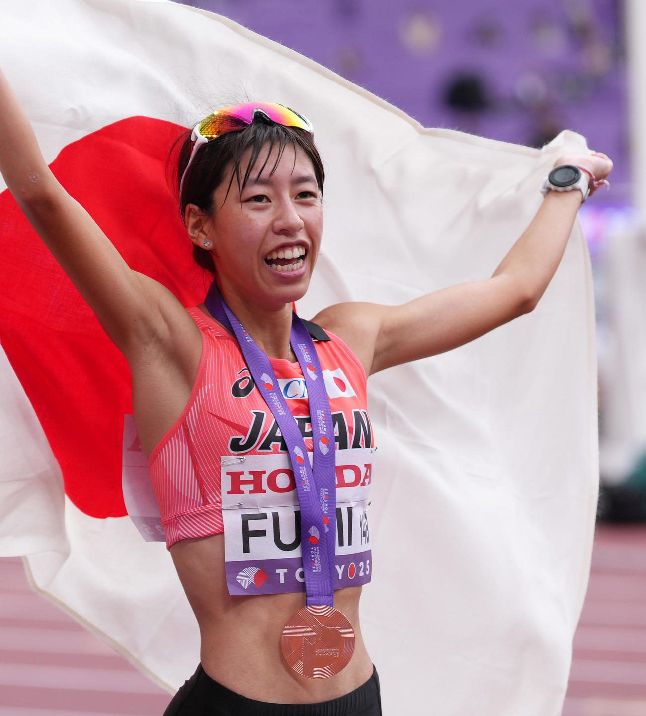 女子20キロ競歩　銅メダルを獲得しスタンドの声援に応える藤井（撮影・足立雅史）