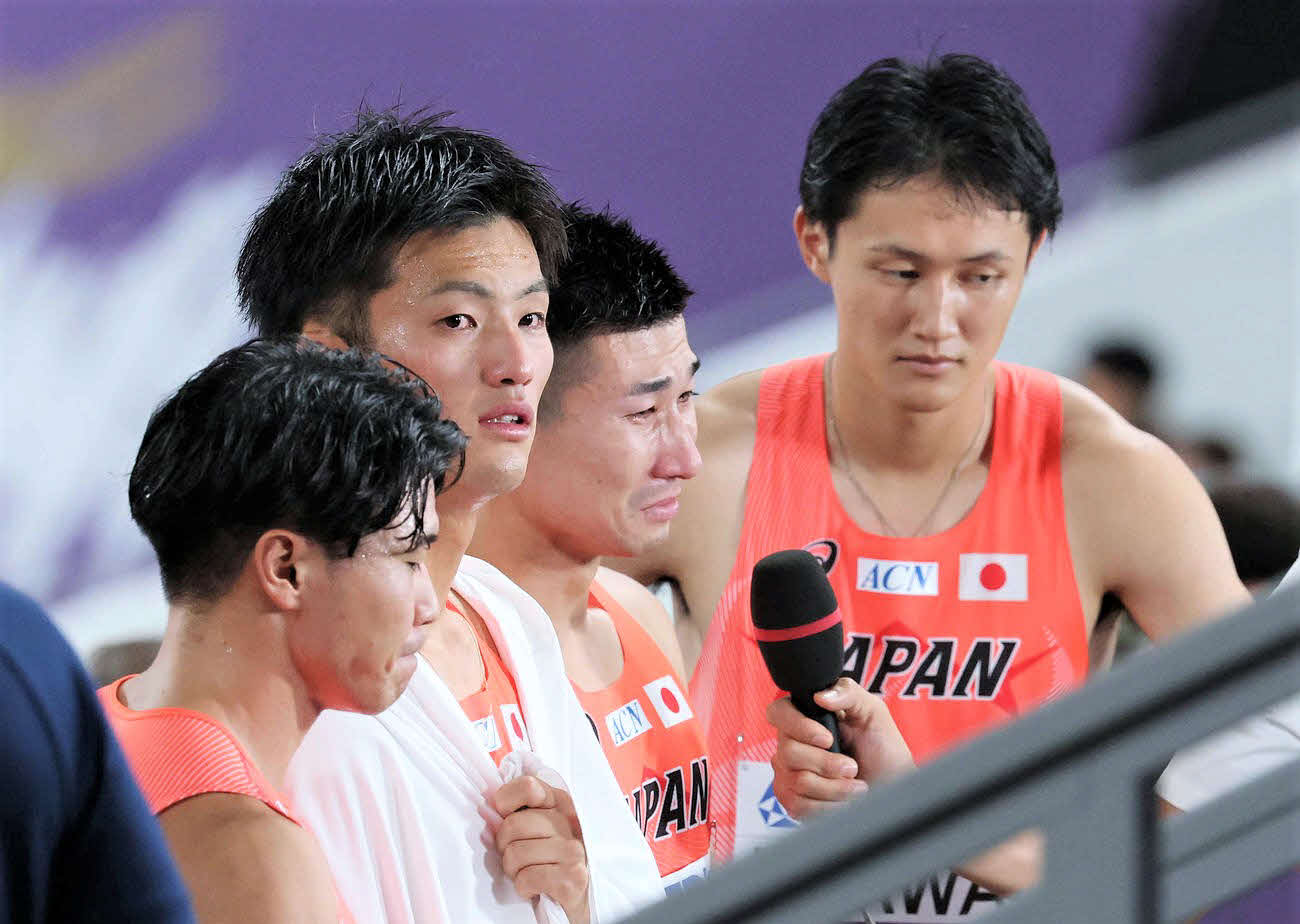 男子400メートルリレー決勝　目に涙を浮かべる桐生（中央右）ら左から小池、柳田、1人おいて鵜沢（撮影・宮地輝）