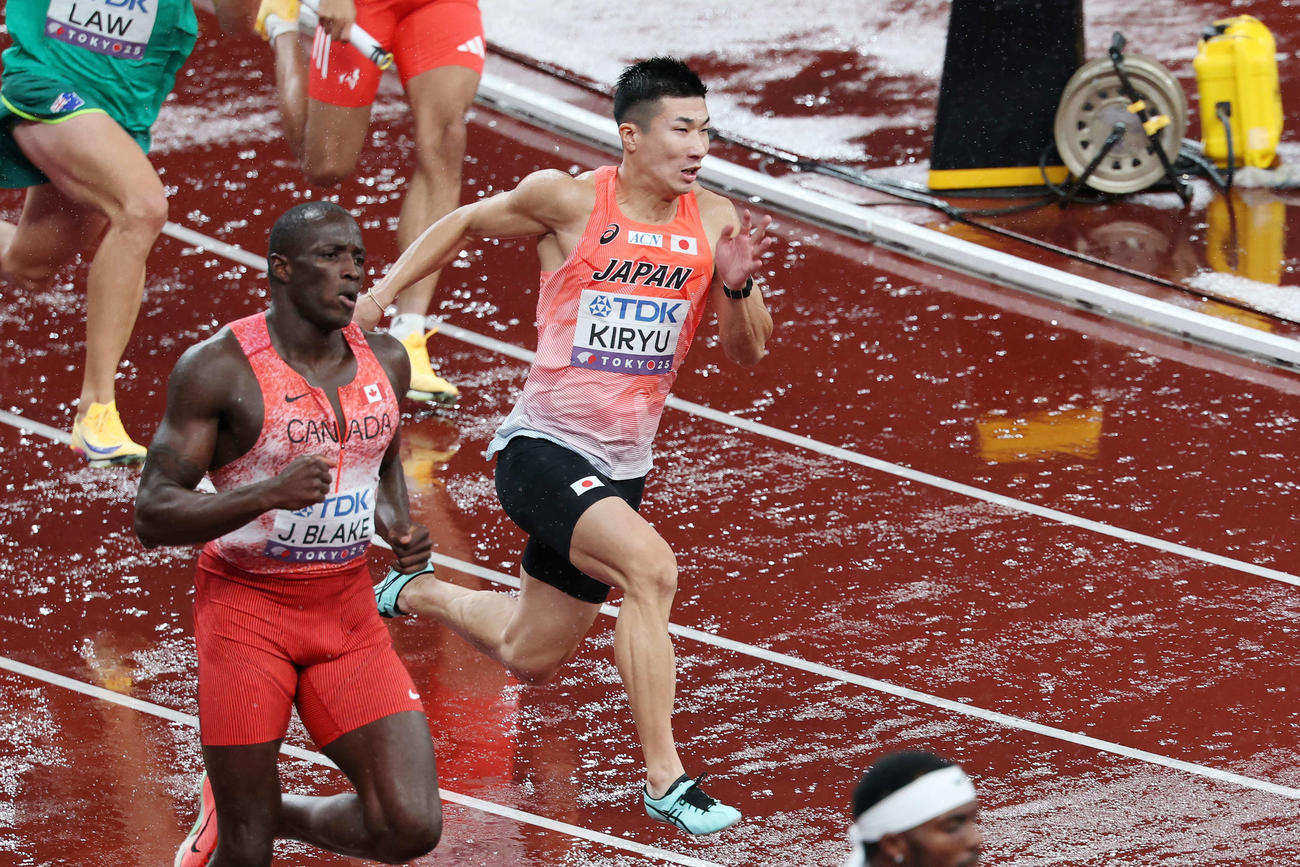 男子400メートルリレー決勝　力走する3走桐生（撮影・宮地輝）