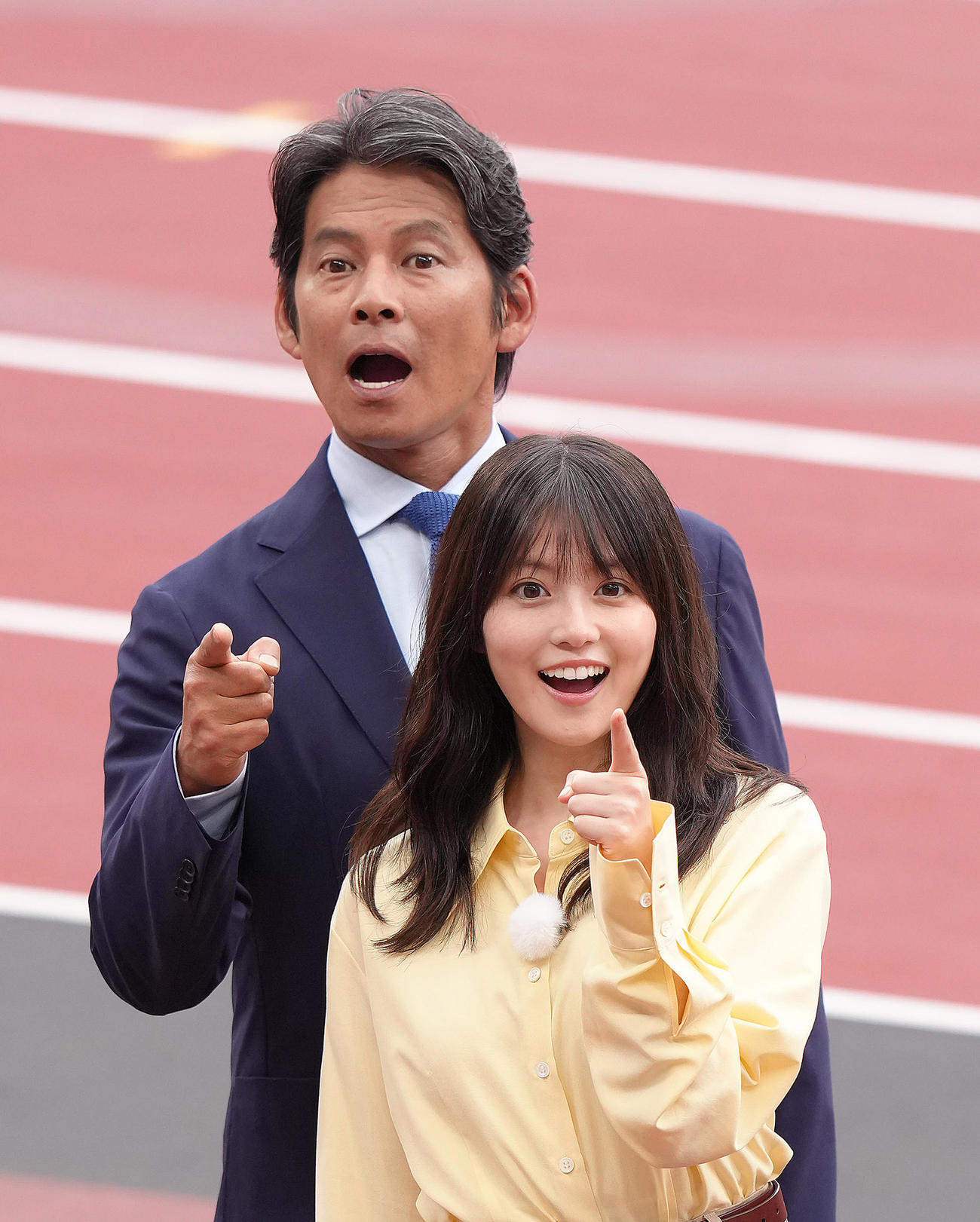 世界陸上　日本代表公開練習で驚きの表情を見せる織田裕二（左）と今田美桜（2025年9月撮影）