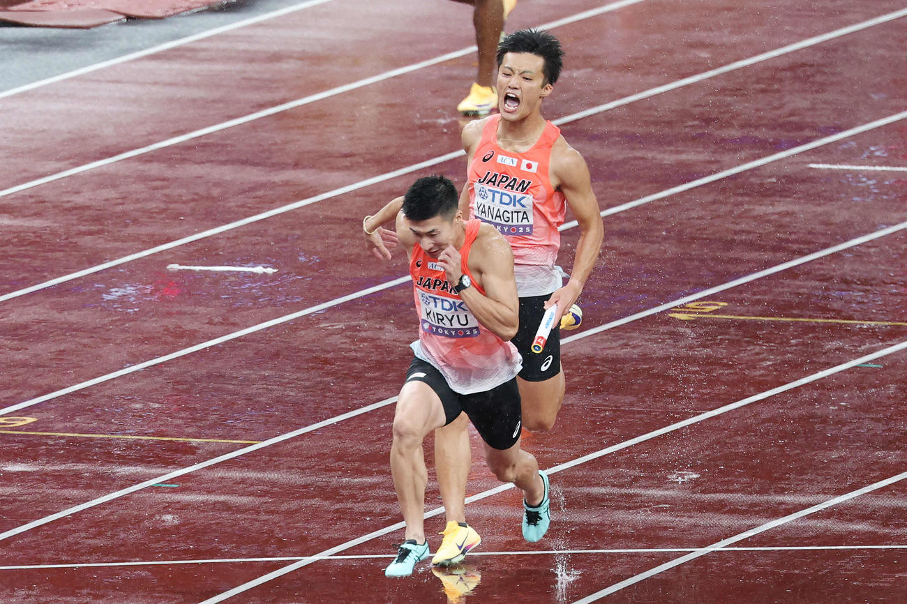 男子400メートルリレー決勝　3走桐生（手前）にバトンを渡す2走柳田（撮影・宮地輝）