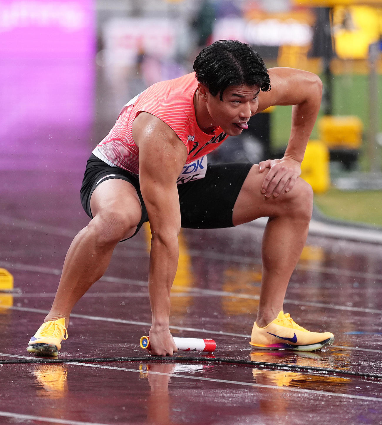 男子400メートルリレー決勝　スタート前、ポーズを決める小池（撮影・足立雅史）