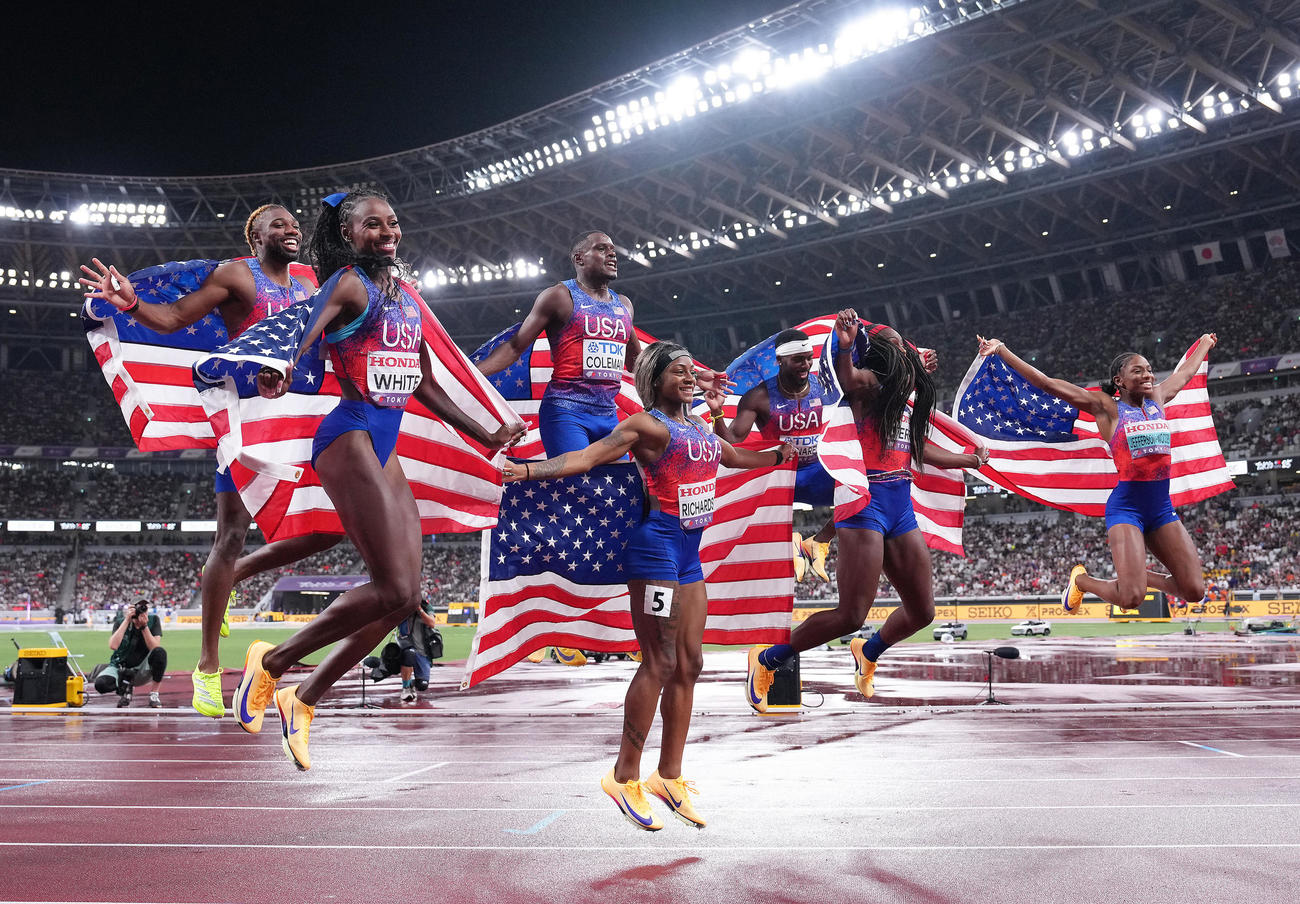 男子400メートルリレー決勝　ジャンプで喜びの記念撮影に臨む米国のライルズ（左端）ら（撮影・足立雅史）